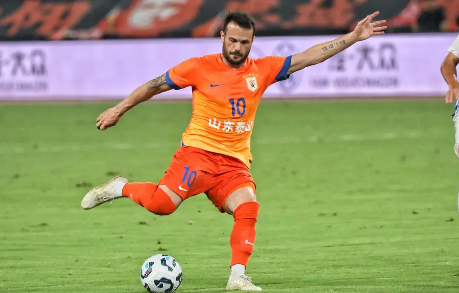 瓦科半场独造4球！戴帽+神助攻，戏耍池忠国，射手榜反超法比奥